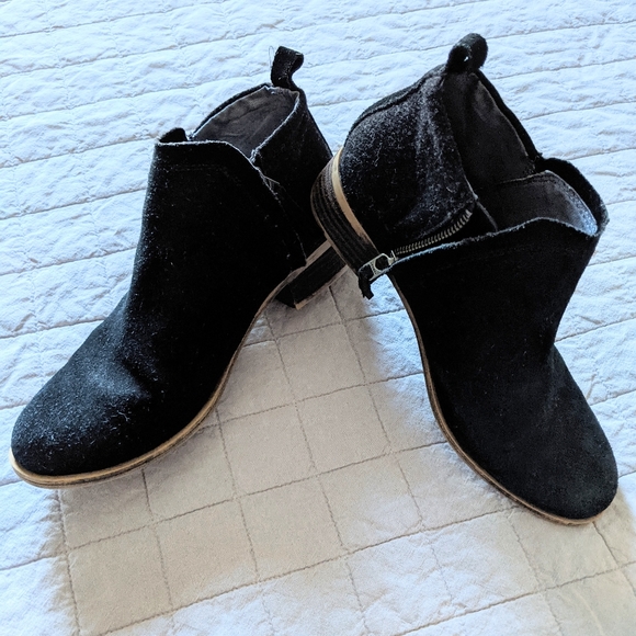 Tom's Black/Gray Suede Boots - Picture 1 of 4